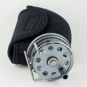 Ari 't Hart Round II fly reel titanium color - mint