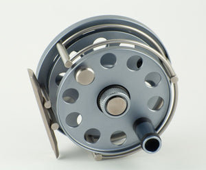 Ari 't Hart Round II fly reel titanium color - mint