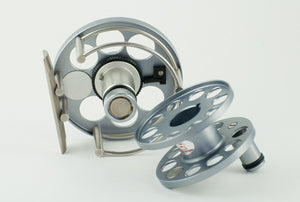 Ari 't Hart Round I fly reel titanium color - mint