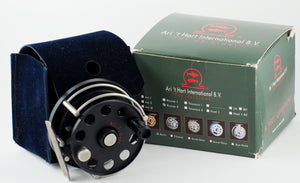 Ari 't Hart Round II black fly reel - mint