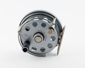 Ari 't Hart Round II titanium color fly reel
