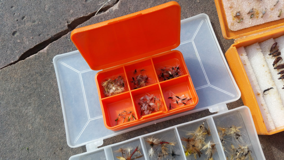 Lot of 6 plastic fly boxes full of flies (dries, streamers, nymphs) 