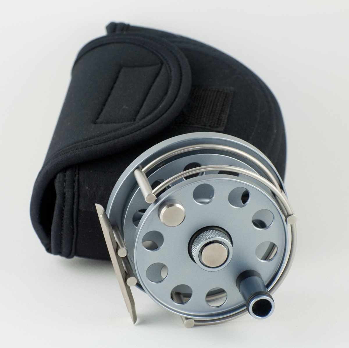 Ari 't Hart Round II fly reel titanium color - mint