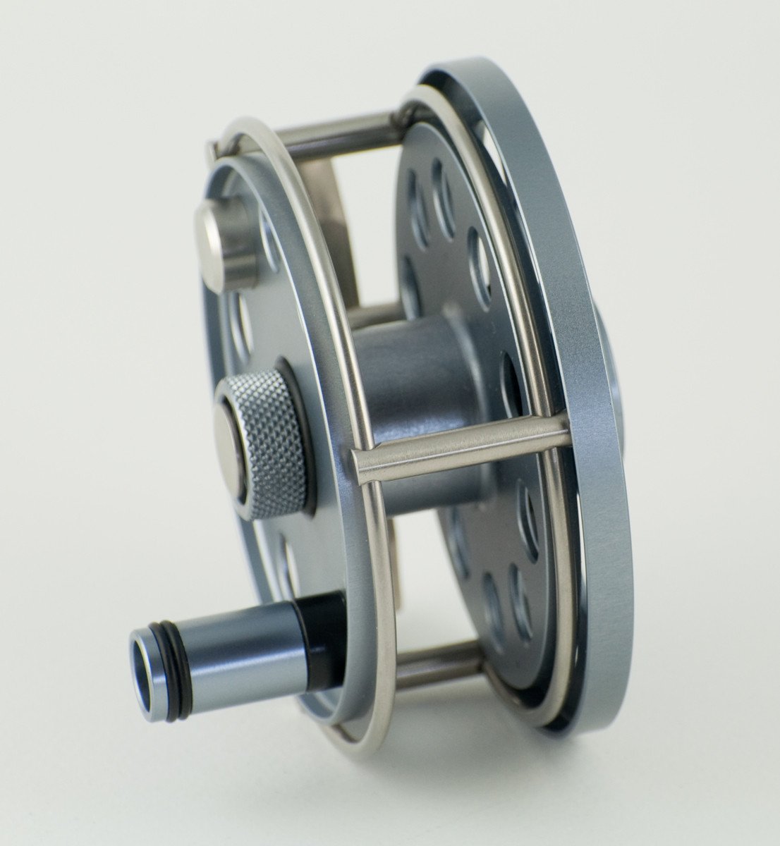 Ari 't Hart Round II fly reel titanium color - mint