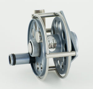 Ari 't Hart Triangle I Titanium fly reel - mint