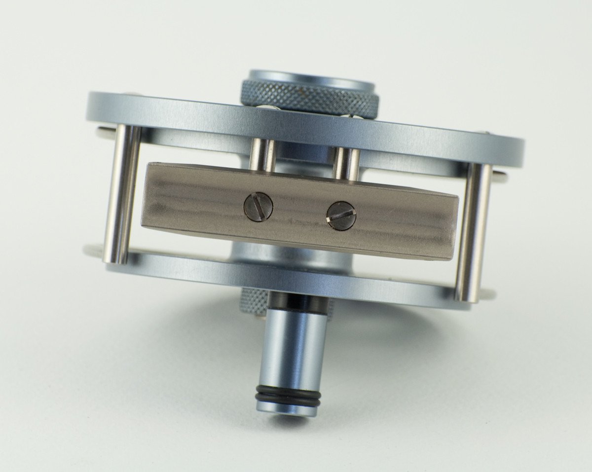 Ari 't Hart Round II fly reel titanium color - mint