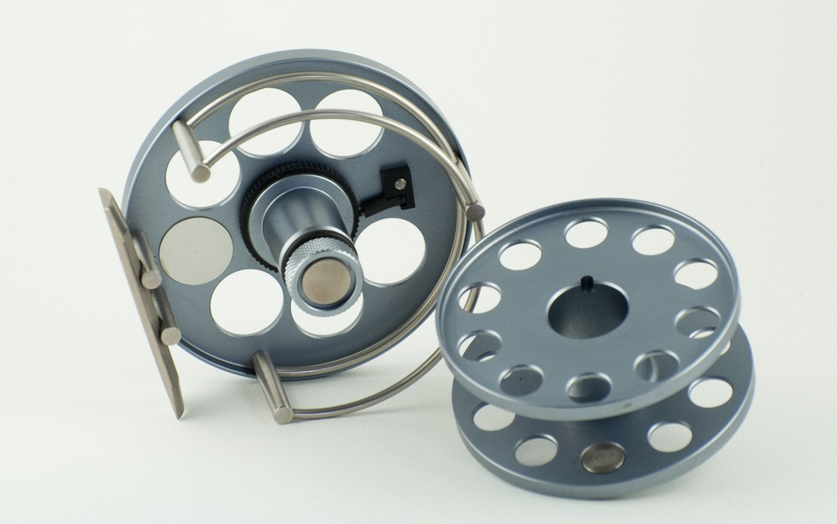 Ari 't Hart Round II fly reel titanium color - mint
