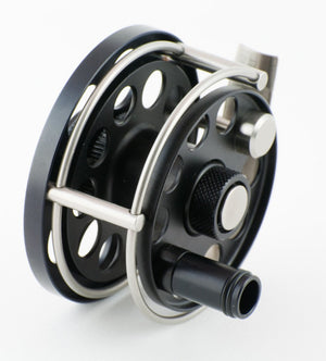 Ari 't Hart Round I black fly reel - mint