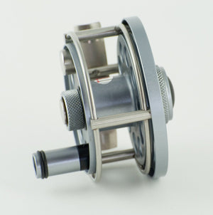 Ari 't Hart Round I fly reel titanium color - mint