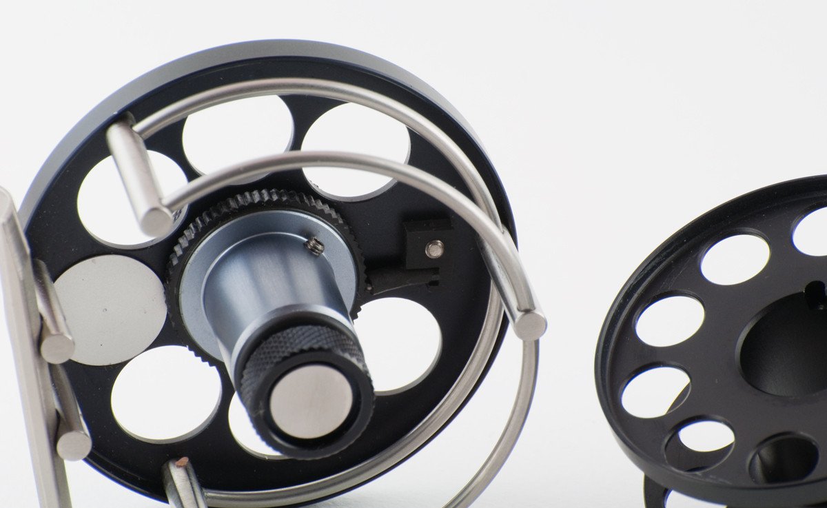 Ari 't Hart Round I black fly reel - mint
