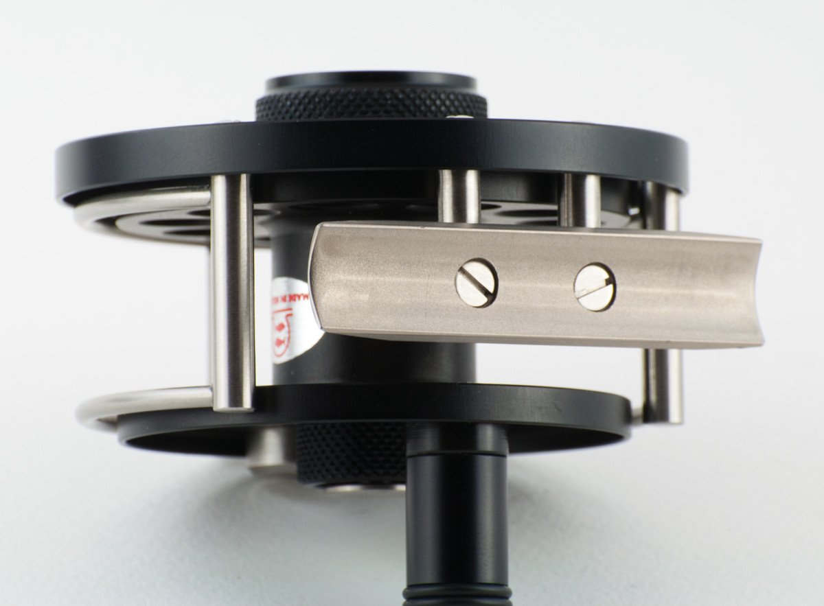 Ari 't Hart Round I black fly reel - mint