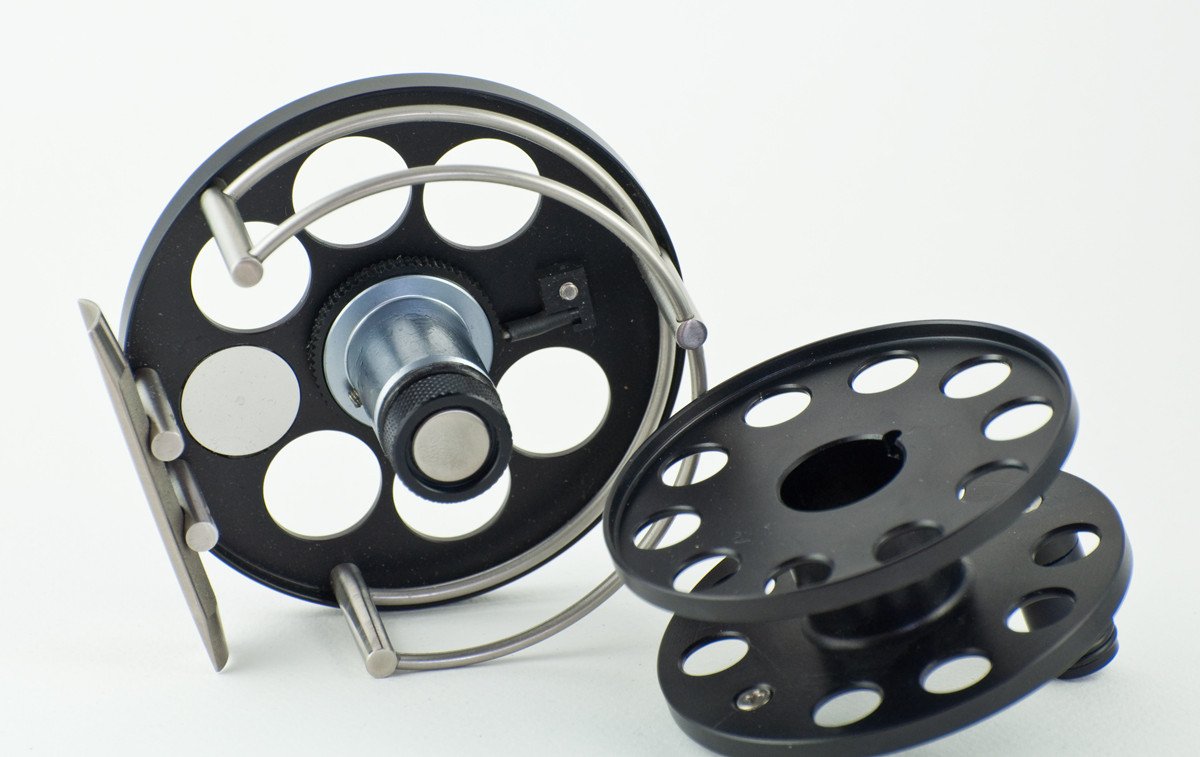 Ari 't Hart Round II black fly reel - mint