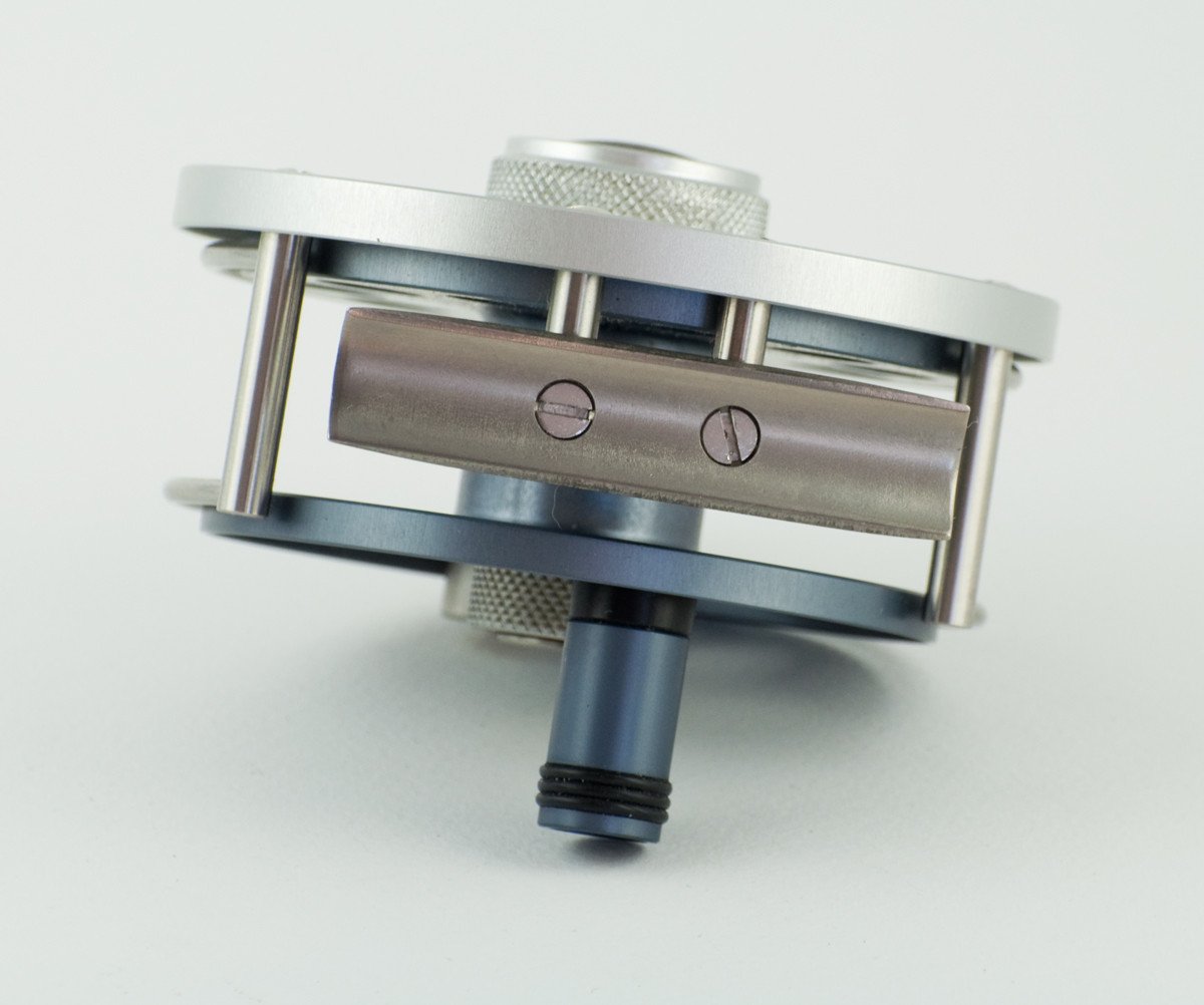 Ari 't Hart Round II titanium color fly reel - mint