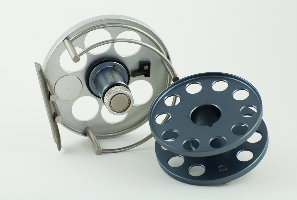 Ari 't Hart Round II titanium color fly reel - mint